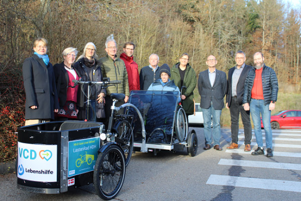 Gruppenfoto mit Übergabe des Lastenrads